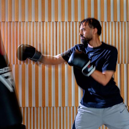 ホテル ハイアット リージェンシー リヤド オラヤ リヤード エクステリア 写真 A boxer training with a heavy bag