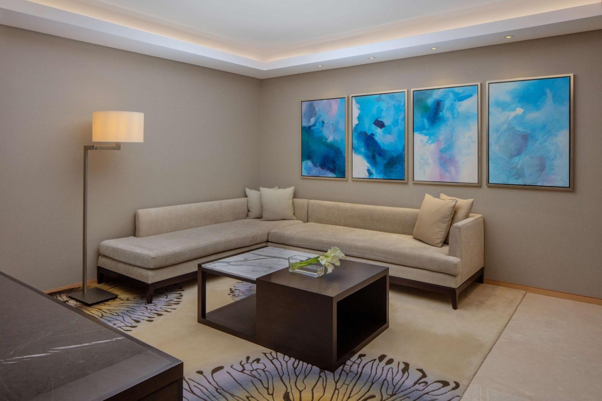 ホテル ハイアット リージェンシー リヤド オラヤ リヤード エクステリア 写真 A living room at the Ritz-Carlton, DIFC