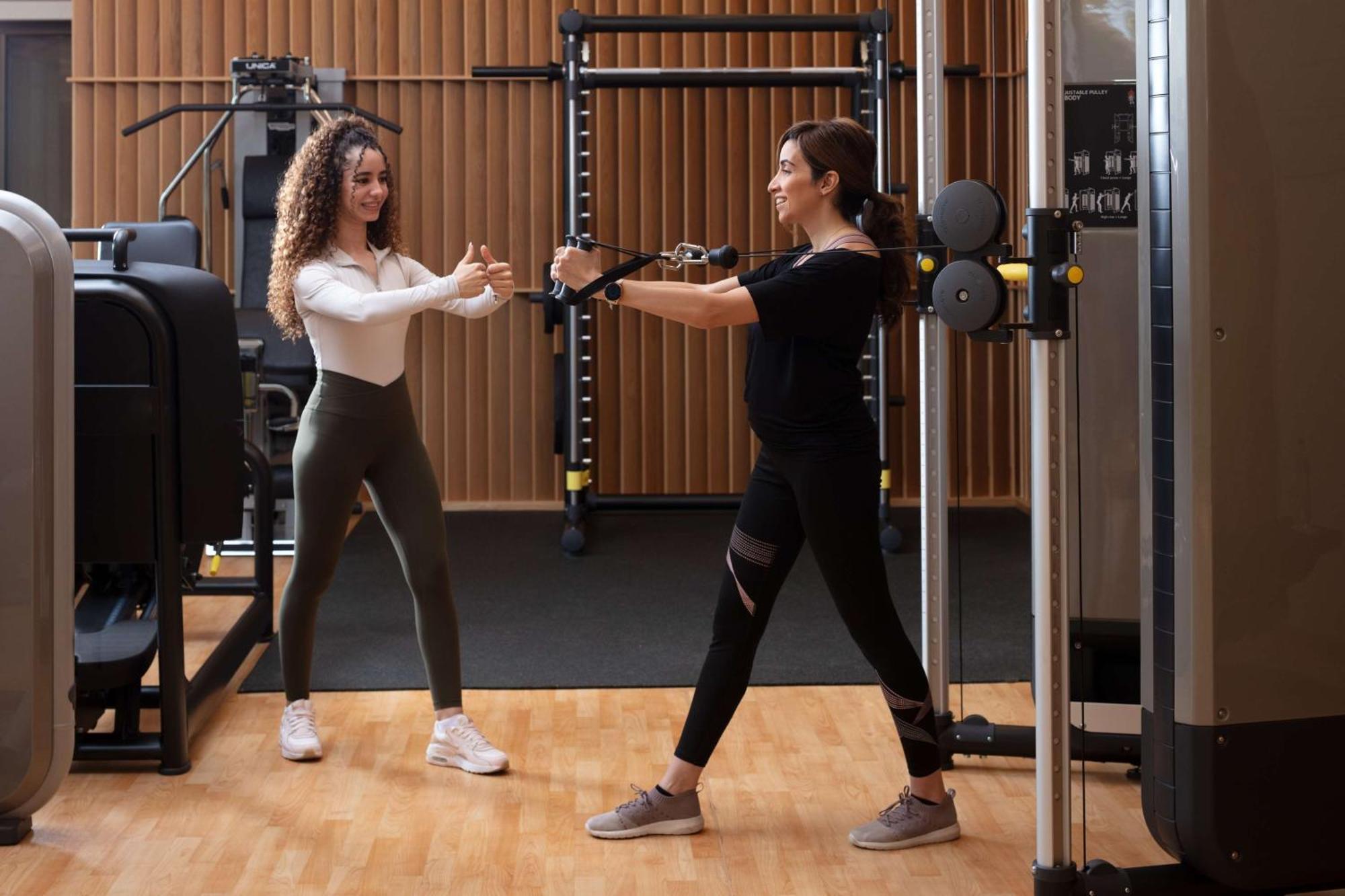 ホテル ハイアット リージェンシー リヤド オラヤ リヤード エクステリア 写真 Personal trainer working with a female client