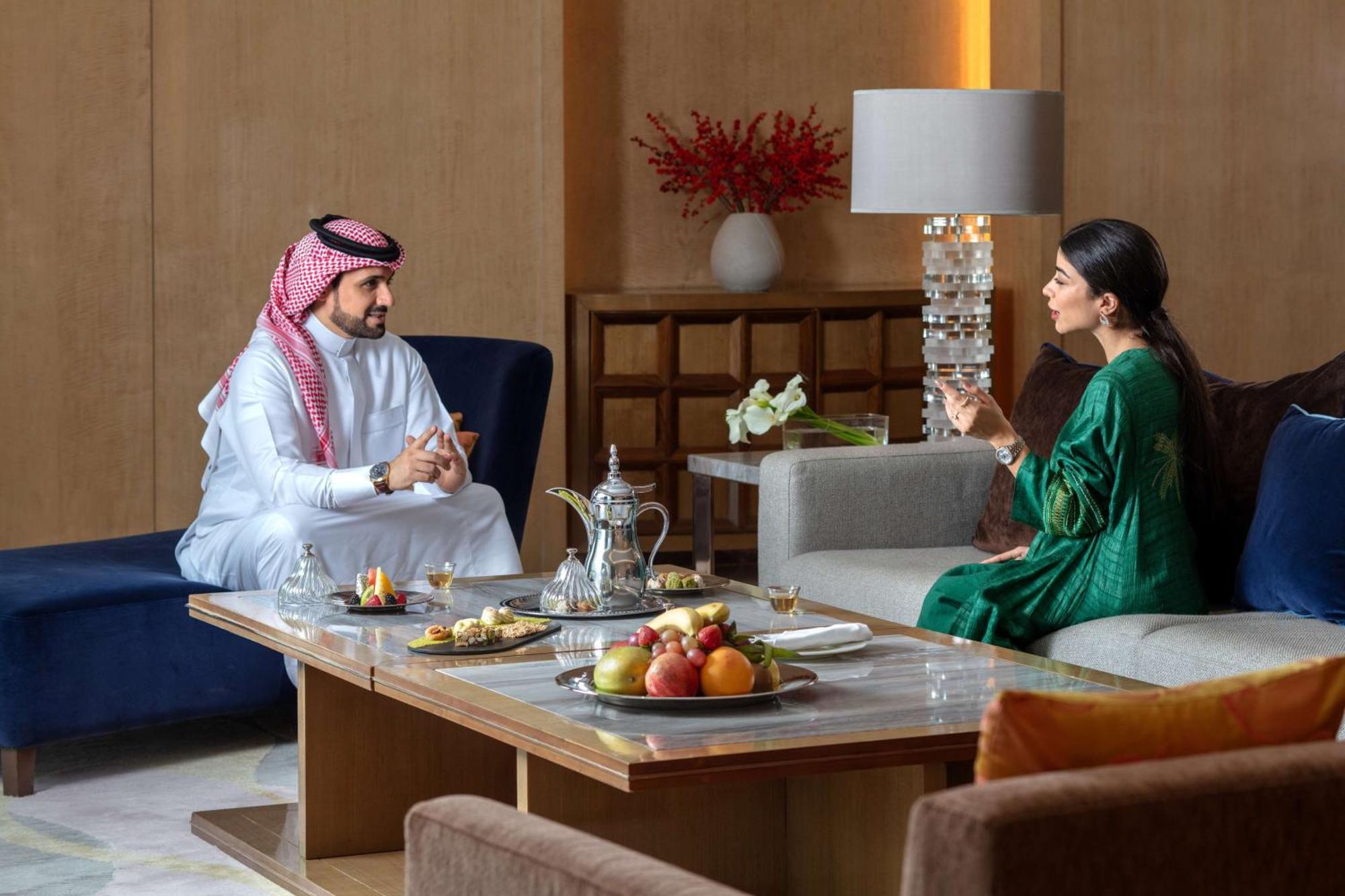 ホテル ハイアット リージェンシー リヤド オラヤ リヤード エクステリア 写真 A Saudi Arabian man and woman in traditional dress