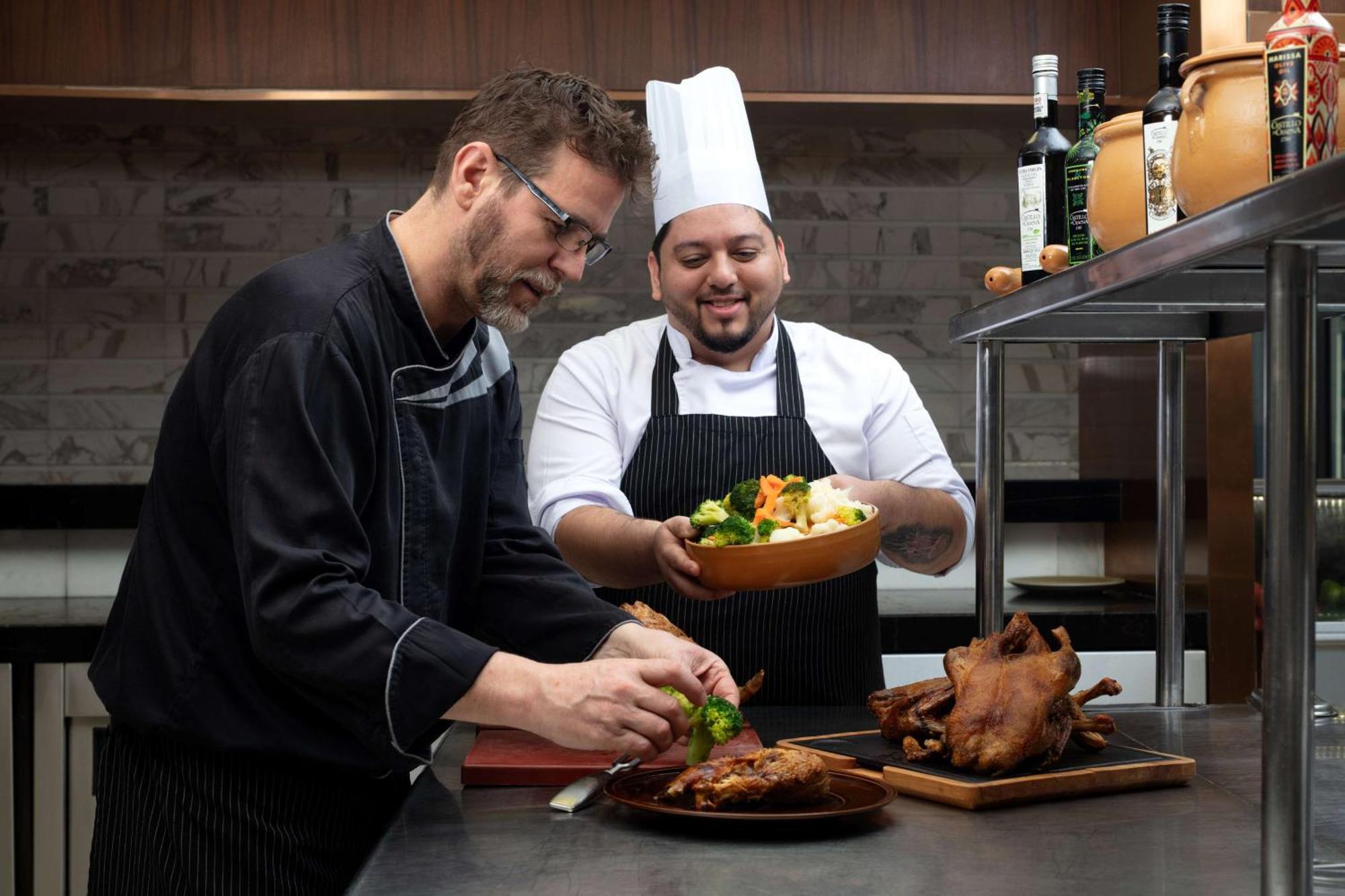 ホテル ハイアット リージェンシー リヤド オラヤ リヤード エクステリア 写真 Chef de cuisine (left) and sous-chef (right)