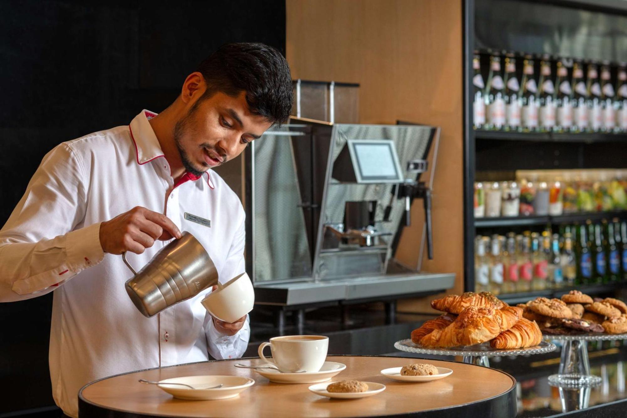 ホテル ハイアット リージェンシー リヤド オラヤ リヤード エクステリア 写真 A barista at work