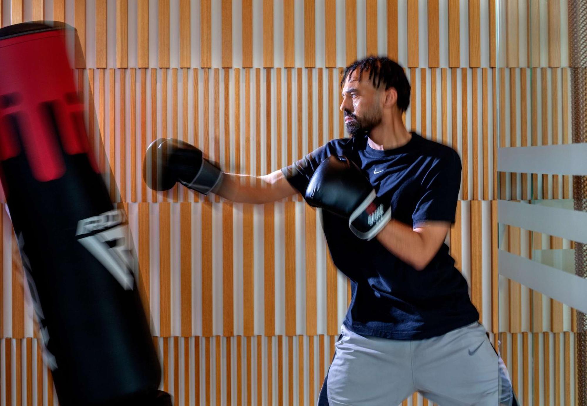 ホテル ハイアット リージェンシー リヤド オラヤ リヤード エクステリア 写真 A boxer training with a heavy bag