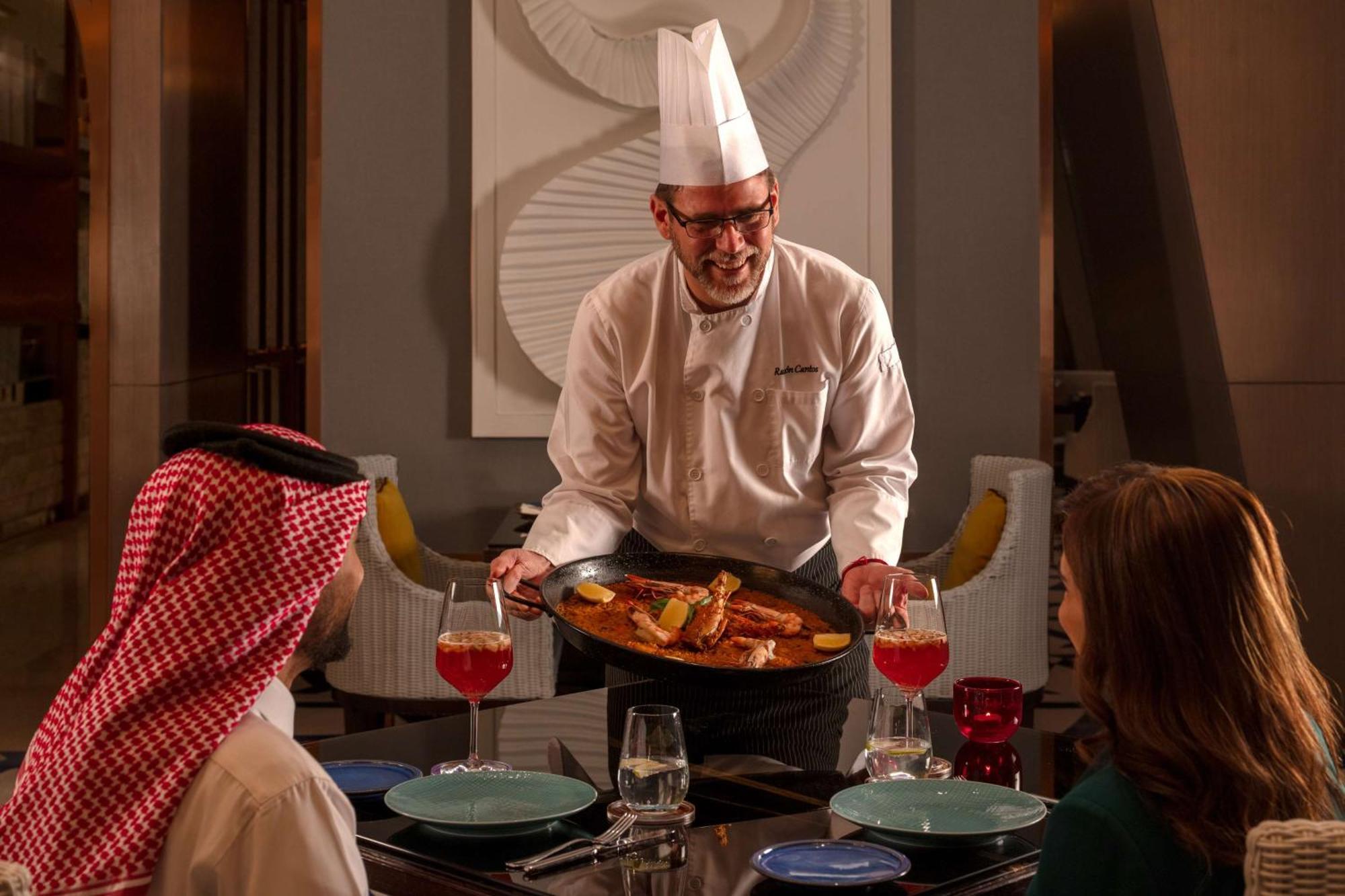 ホテル ハイアット リージェンシー リヤド オラヤ リヤード エクステリア 写真 A chef serving food