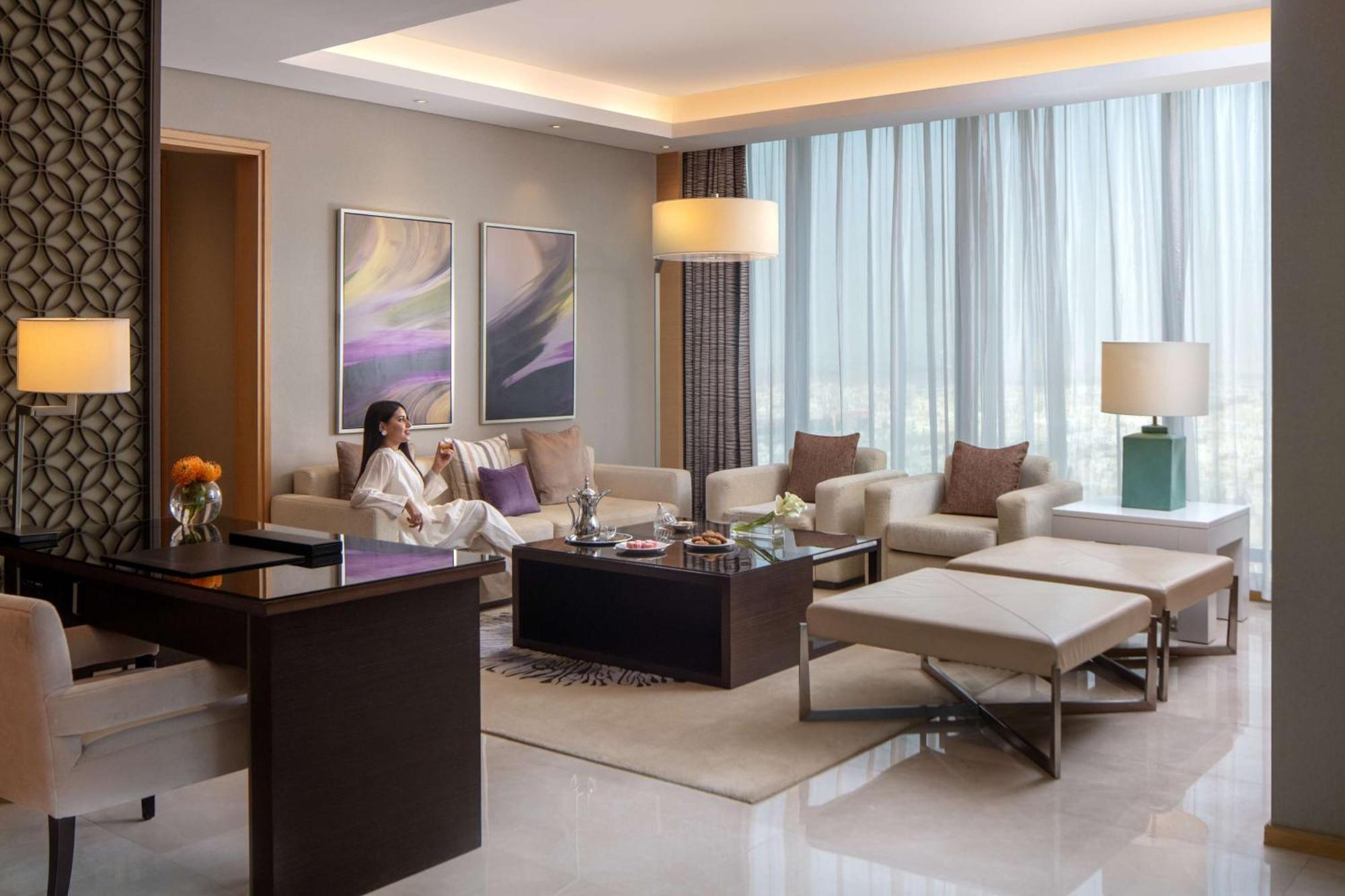 ホテル ハイアット リージェンシー リヤド オラヤ リヤード エクステリア 写真 A living room at the Ritz-Carlton, DIFC