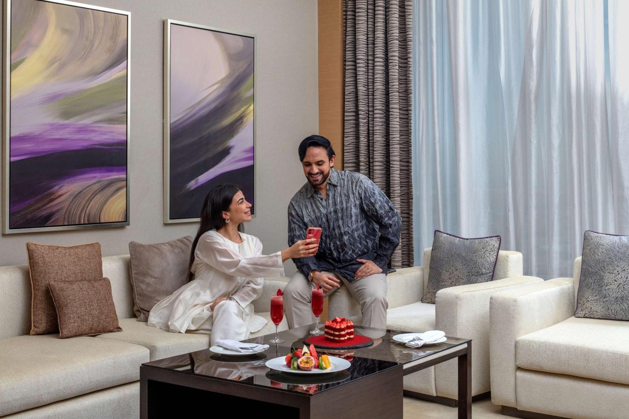 ホテル ハイアット リージェンシー リヤド オラヤ リヤード エクステリア 写真 A couple in a living room