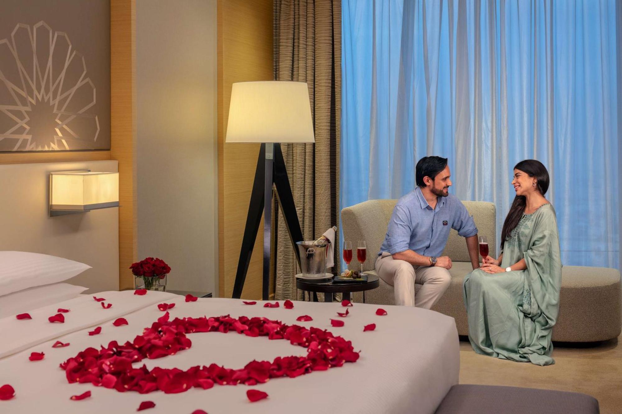 ホテル ハイアット リージェンシー リヤド オラヤ リヤード エクステリア 写真 A couple in a hotel room