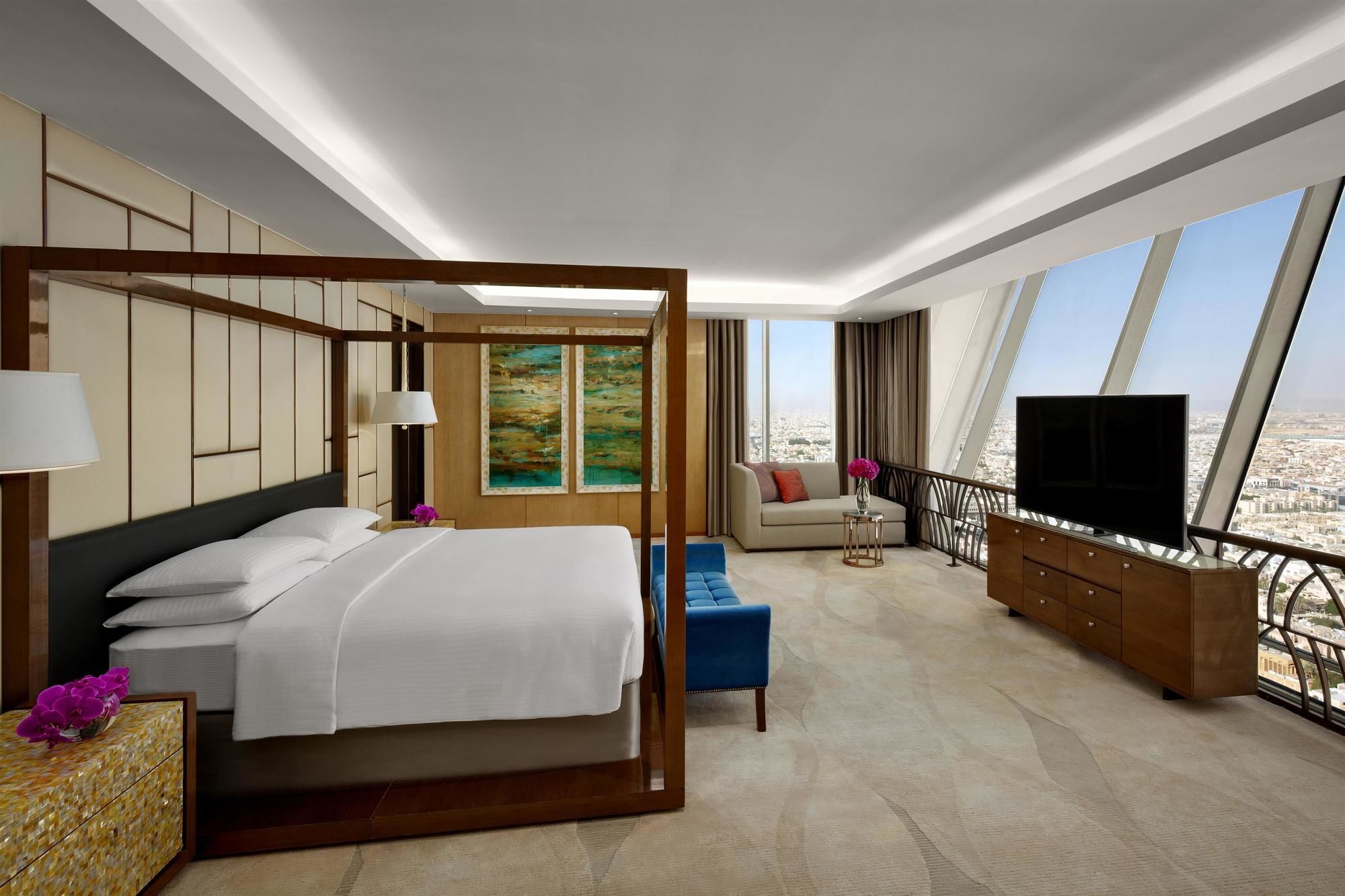 ホテル ハイアット リージェンシー リヤド オラヤ リヤード エクステリア 写真 A bedroom at the Ritz-Carlton, Riyadh